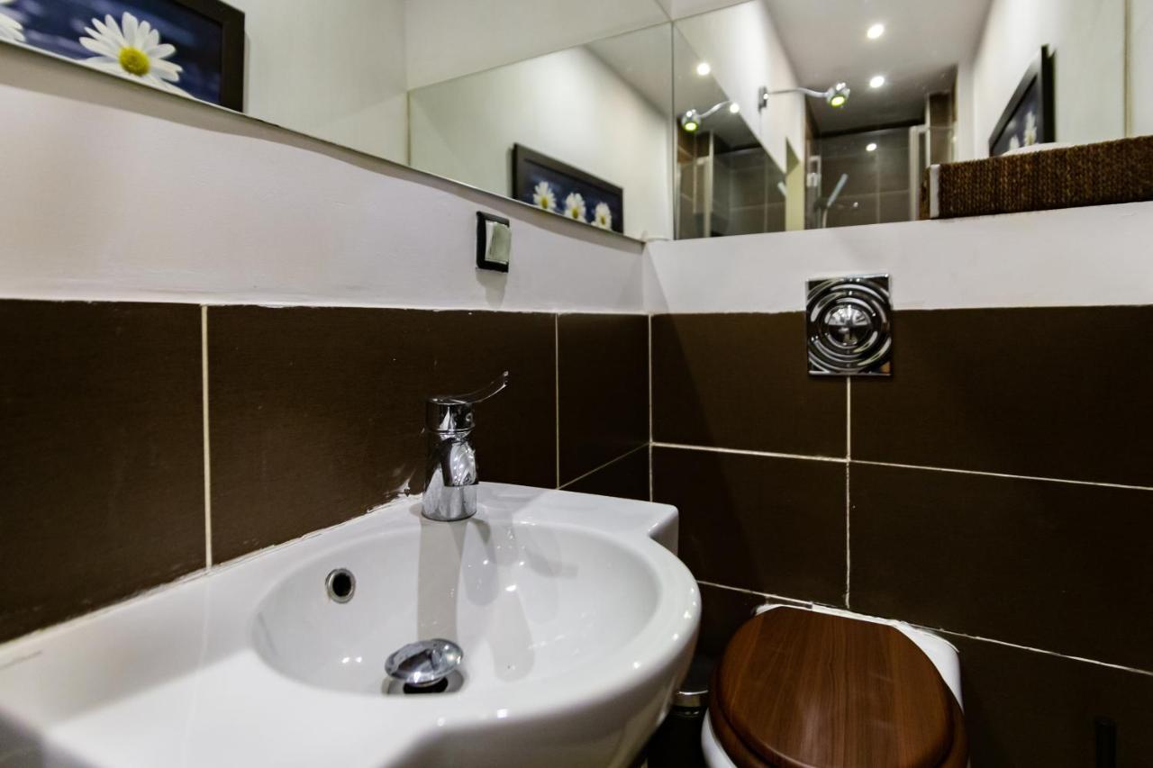 Lilly Apartment Main Train Station Old Town By The Castle Suites Krakow Dış mekan fotoğraf