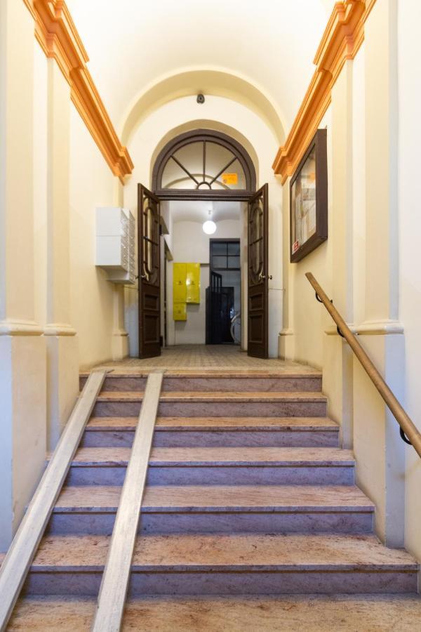 Lilly Apartment Main Train Station Old Town By The Castle Suites Krakow Dış mekan fotoğraf